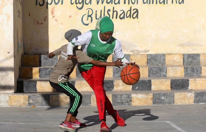 Gabdho Soomaaliyeed oo Basketball ciyaaraya
