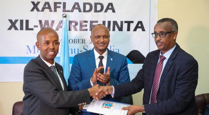 Mahdi oo xilalka u kala wareejiyay wasaaradaha cusub