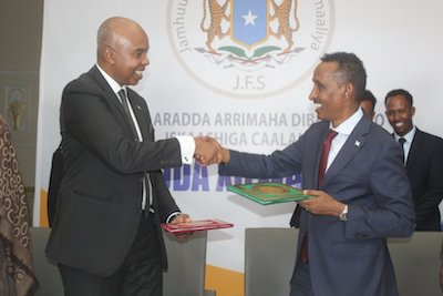 Cawad oo xilka ku wareejiyay Maxamed Cabdirasaaq