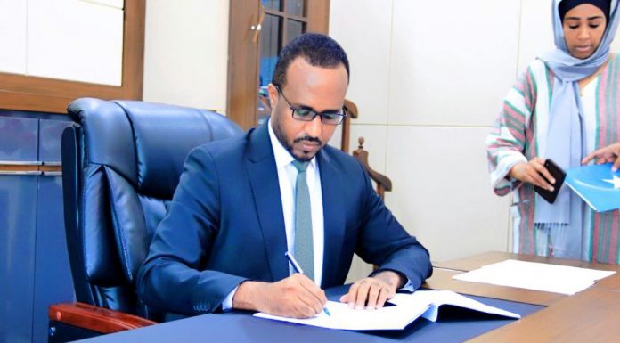 Wasiirka qorsheynta ee DF Somaliya oo heshiiska IFC saxiixaya