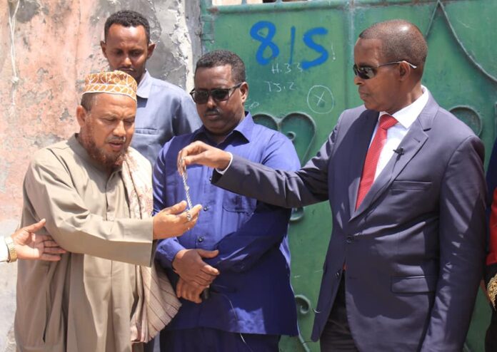 Cumar Filish oo ku wareejiyay muwaadin Somaliyeed gurigiisa2