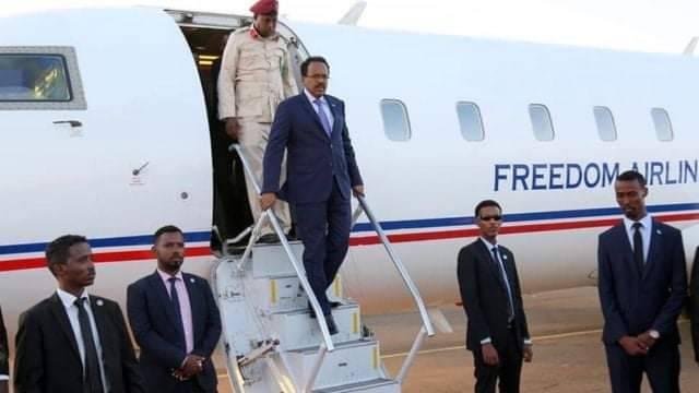Farmaajo diyaarad ka soo degaya