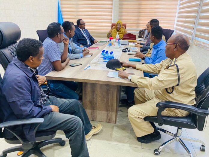 Wasiirka Gaashaandhigga oo la kulmay wasiirka gaadiidka badda