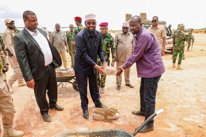 Axmed Madoobe oo dhagax dhigay garoonka diyaaradaha Ceelwaaq