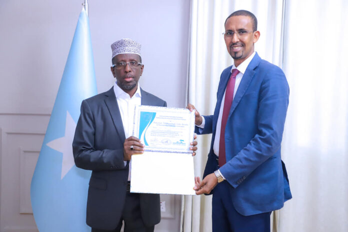 Shariif Sh. Axmed oo Shahaadada Xildhibaanimo la siiyay