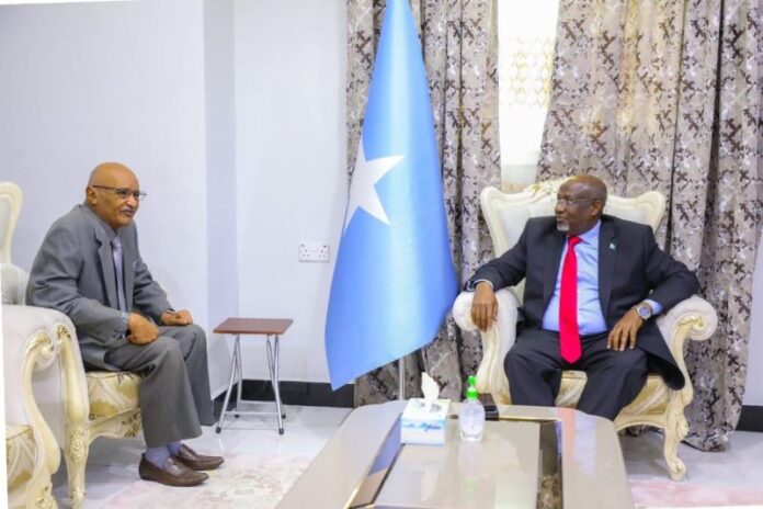 Guddoomiye Adan Madoobe oo la kulmay Safiirka Jamaacadda Carabta