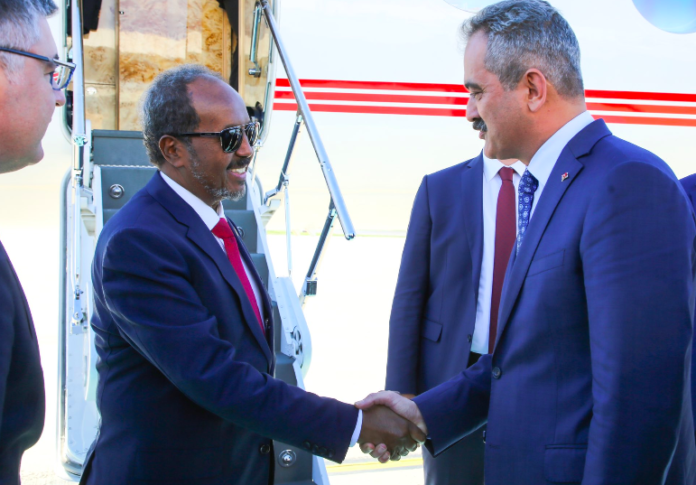 Madaxweyne Xasan oo gaaray Turkiga