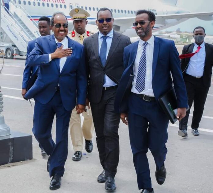 Xasan Sheekh oo dalka ku soo laabtay