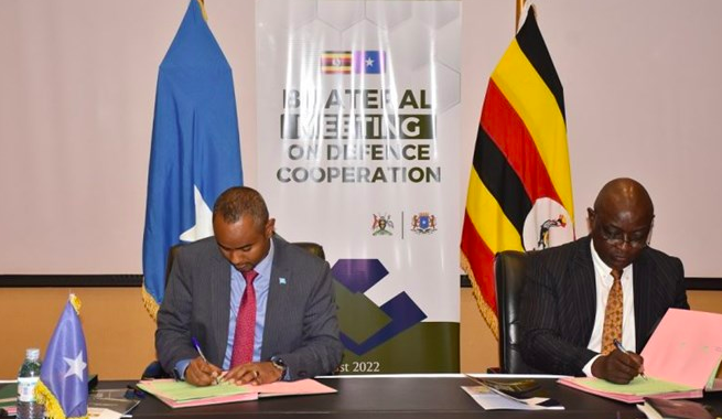 Wasiirada difaaca ee dalalka Soomaaliya iyo Uganda oo heshiis kala saxiixday