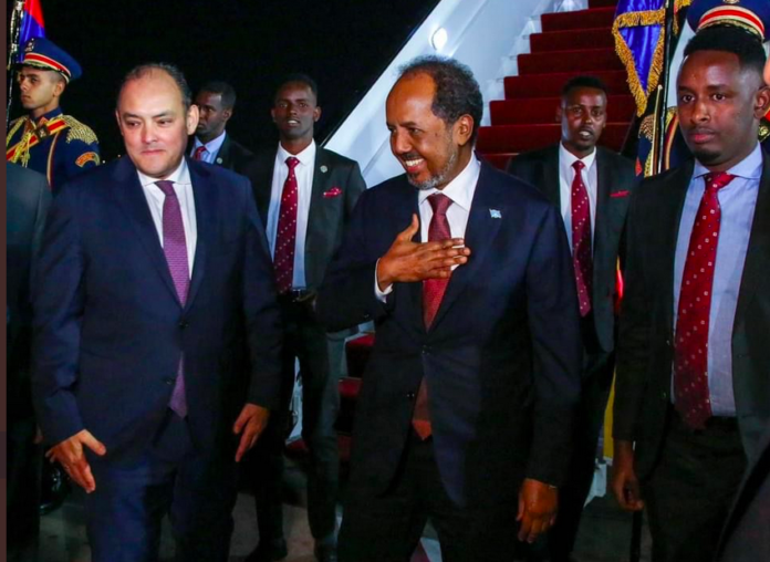 Madaxweyne Xasan oo lagu soo dhaweeyay Masar