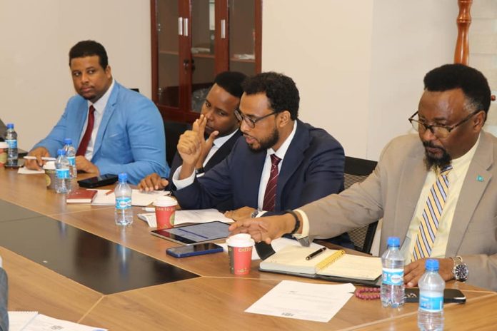 Guddiga Warfaafinta Golaha Shacabka oo kulan la yeeshay Madaxda Wasaaradda Isgaarsiinta